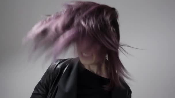 Retrato de chica joven con los ojos marrones azotando el pelo y moviendo los puños en la ira — Vídeo de stock