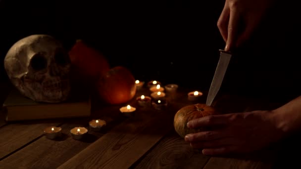 Bodegón para Halloween de calabazas velas calaveras y tallas Jack — Vídeos de Stock