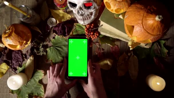 Pohled shora na položení chytrého telefonu na podzimní složení listí — Stock video