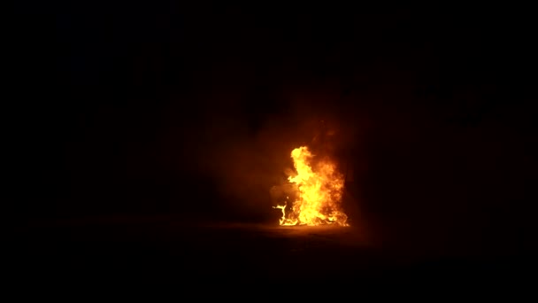 Brandende autodeur geïsoleerd op een zwarte achtergrond in rook — Stockvideo