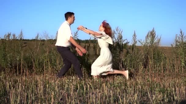 La donna corre da un uomo, gli salta addosso e lo abbraccia — Video Stock