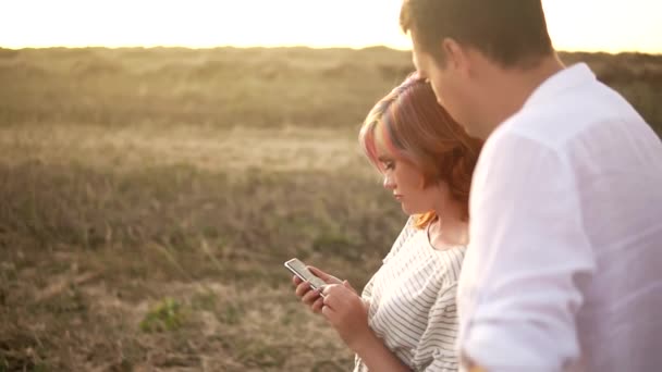 Szoros lassított felvétel romantikus pár néz az okostelefon — Stock videók