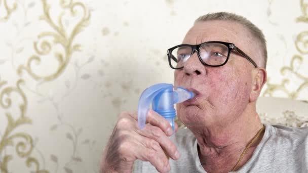 Oude grootvader maakt medische stoom inhalaties thuis — Stockvideo