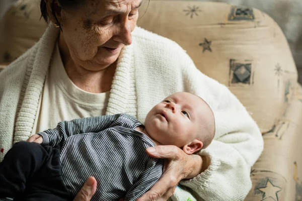 Bebê recém-nascido e sua avó juntos — Fotografia de Stock