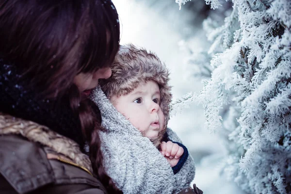 그녀의 신생아를 들고 젊은 어머니 로열티 프리 스톡 사진