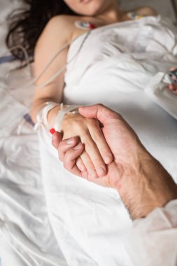 Kadının elini tutan adam.