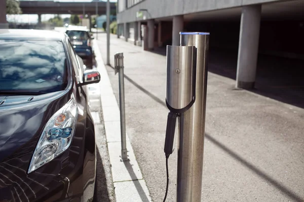 Face avant de l'énergie de chargement de la voiture . — Photo