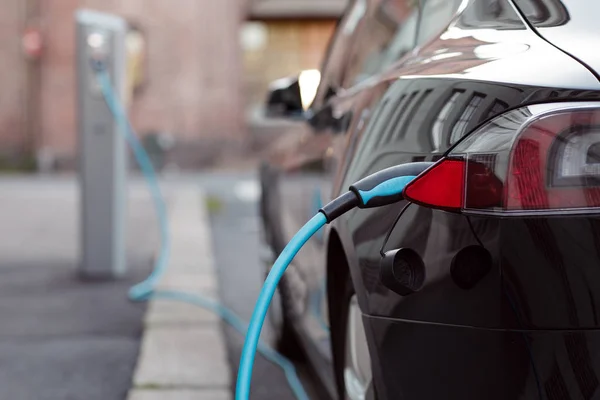 Rückseite des Autos lädt Energie. — Stockfoto