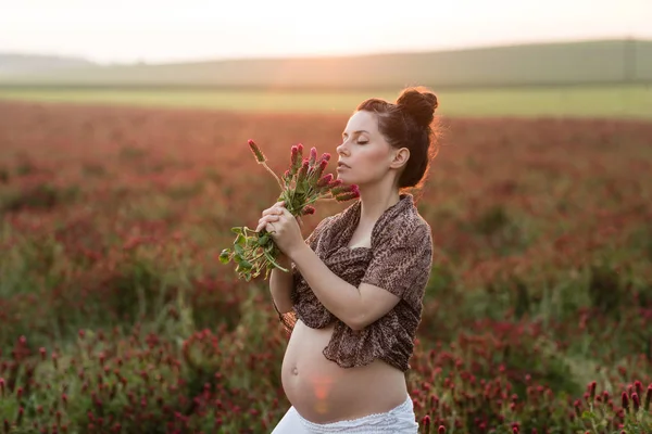 Mulher grávida bonita — Fotografia de Stock