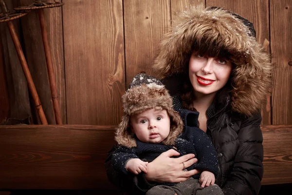 Snöiga ung mamma håller hennes nyfödda baby Stockbild