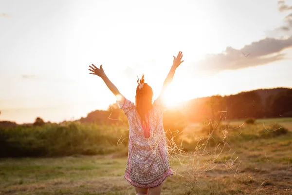 Jonge dame geniet zomer Stockfoto