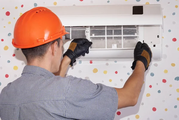 Cleaning the air conditioner — Stock Photo, Image