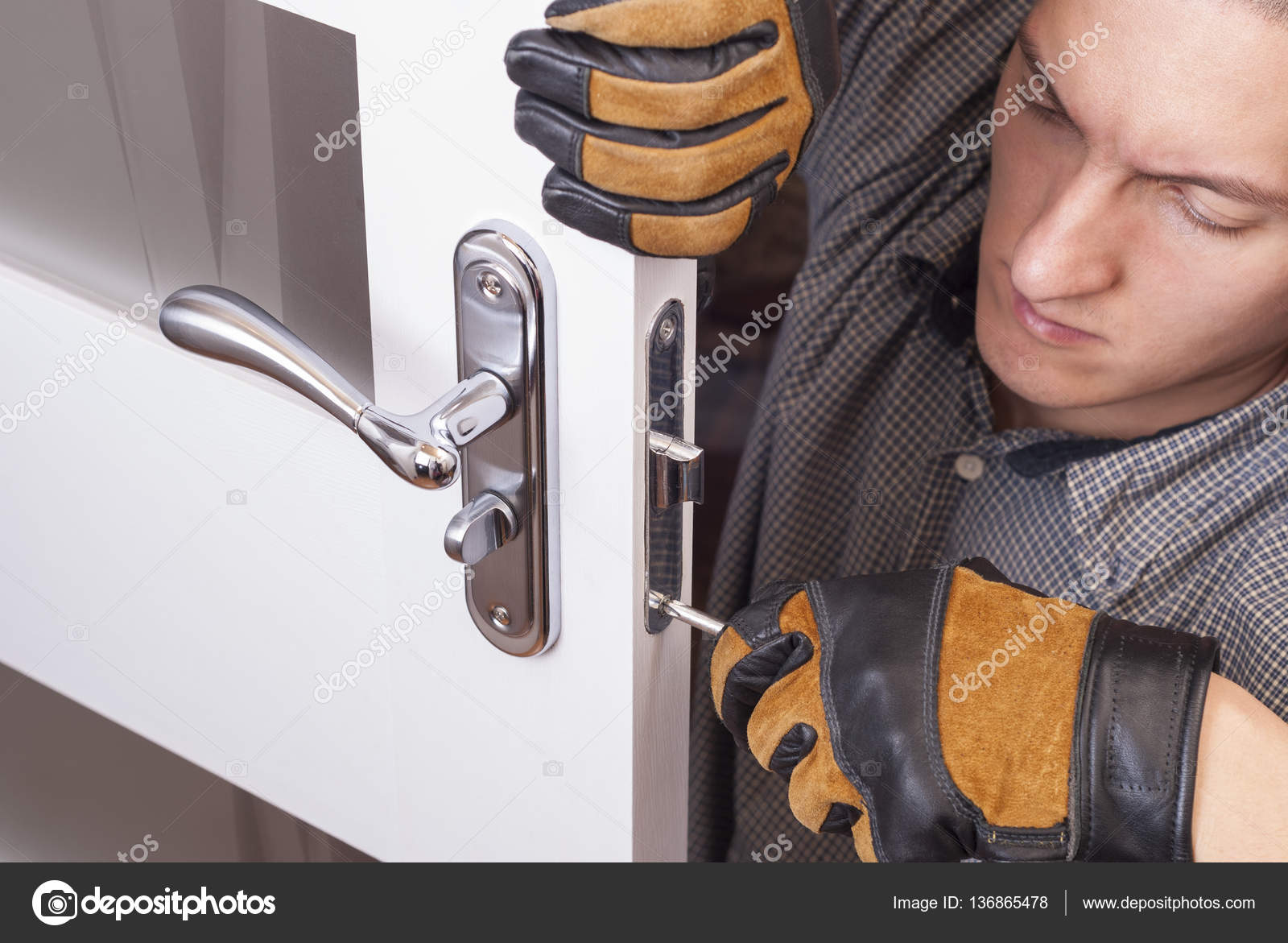 Логотипы замков для входных дверей. Монтаж дверей. Починить дверь мастер. Починить дверь мастер. Починить дверь мастер.