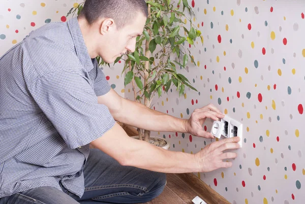 Electrician installs socket — Stock Photo, Image