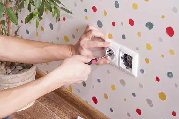 Electrician installs socket — Stock Photo, Image