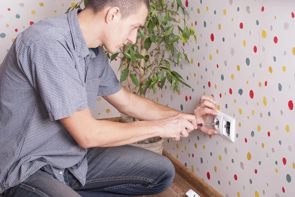 Electrician installs socket — Stock Photo, Image