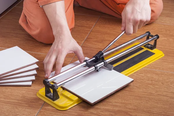 Tile cutter on the floor — Stock Photo, Image