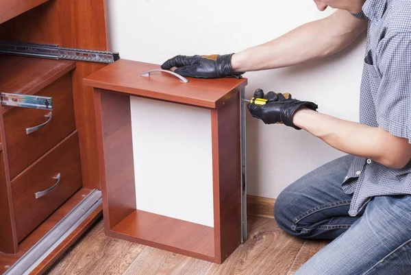 Werknemer herstelt meubels — Stockfoto