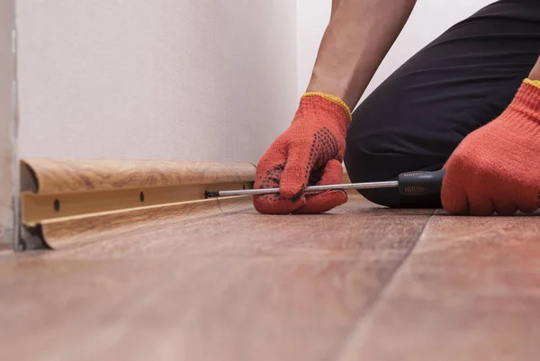 Installation of plastic plinth — Stock Photo, Image