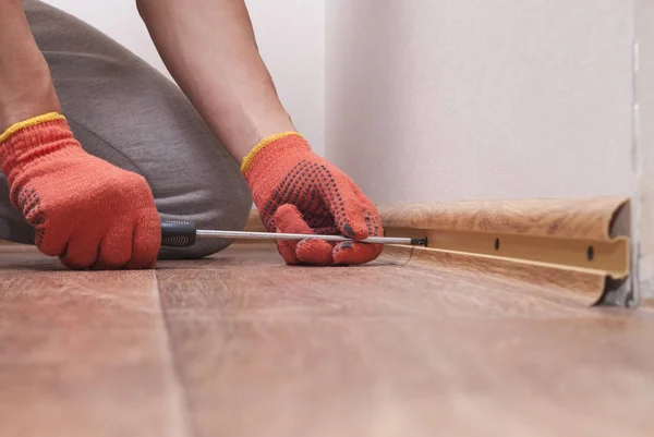 Installation of plastic plinth — Stock Photo, Image