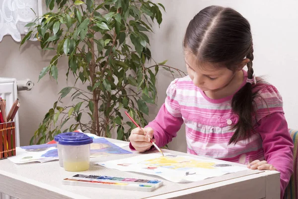 女孩绘制油漆 — 图库照片