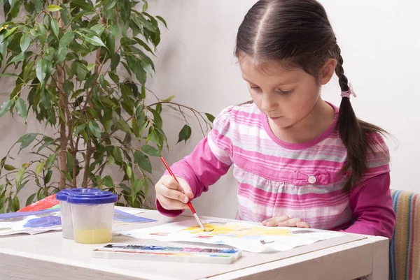Дівчинка малює фарби — стокове фото