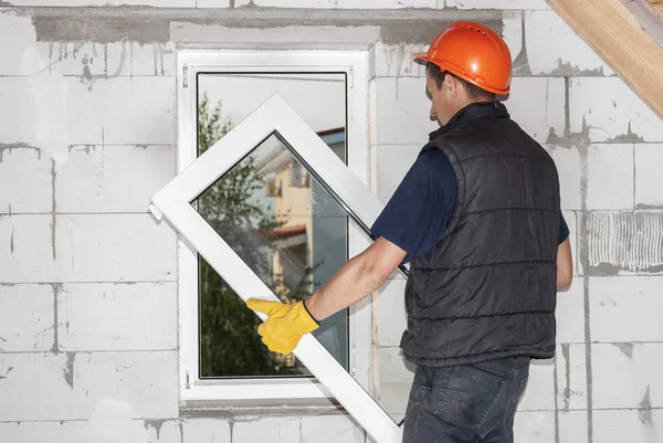 Einbau von Kunststofffenstern — Stockfoto