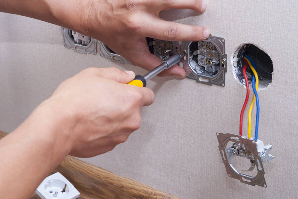 монтаж электрических розеток
