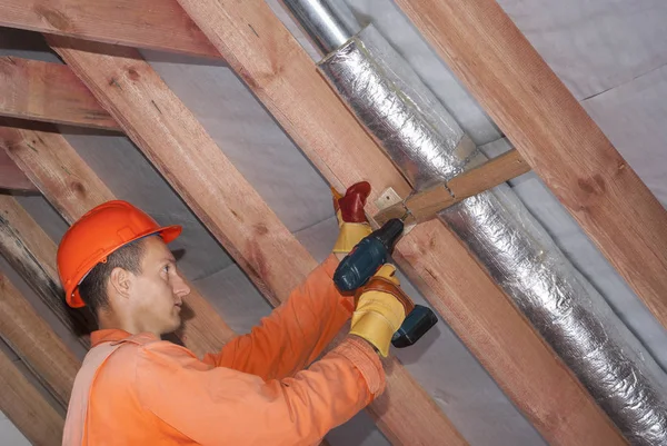 Installazione di sistemi di ventilazione — Foto Stock