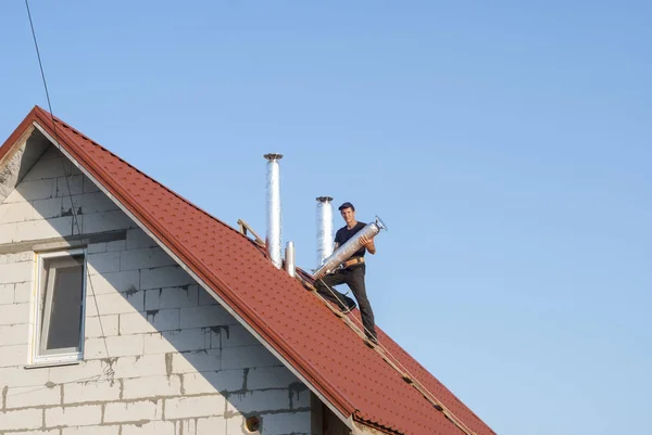 Dutos de ar no telhado — Fotografia de Stock