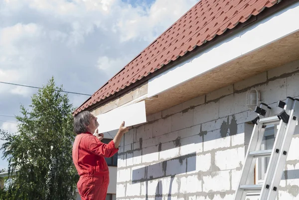 Builder działa na dachu — Zdjęcie stockowe