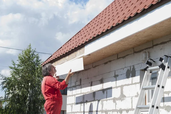 Costruttore lavora sul tetto — Foto Stock