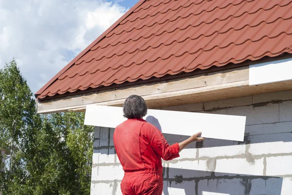 Builder fungerar på taket — Stockfoto