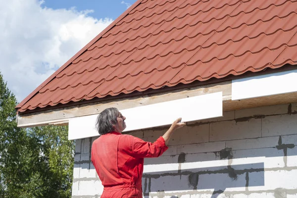 Builder works on the roof — Stock Photo, Image