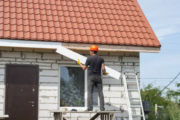 Οικοδόμος λειτουργεί στη στέγη — Φωτογραφία Αρχείου