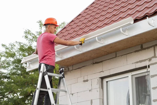 Installation av gutter-system — Stockfoto