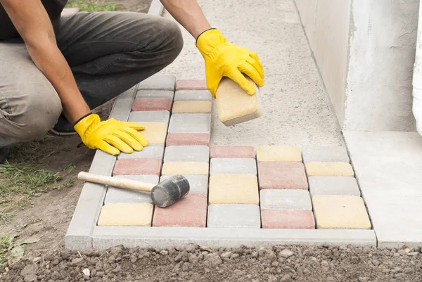 Lägga beläggningsplattor — Stockfoto