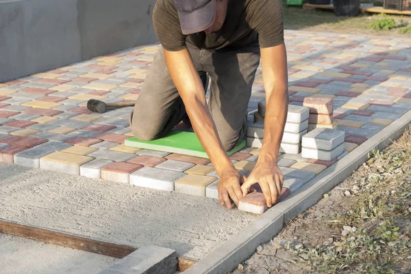 Colocación de losas de pavimentación — Foto de Stock