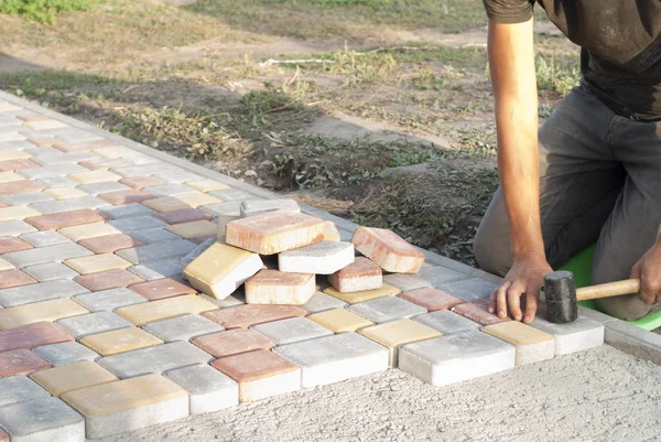 Colocación de losas de pavimentación —  Fotos de Stock