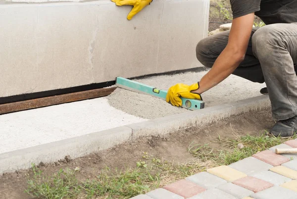 Colocación de losas de pavimentación — Foto de Stock