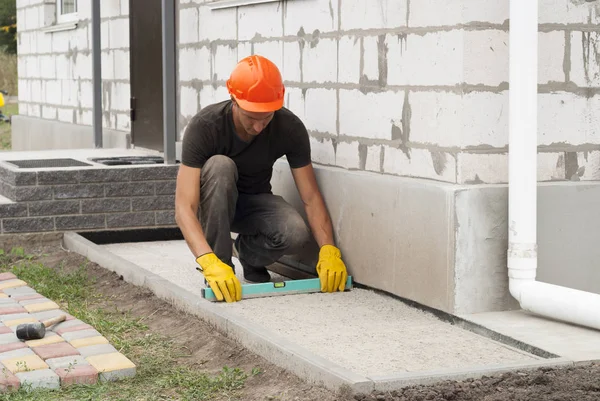 Colocación de losas de pavimentación —  Fotos de Stock