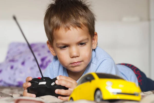 Petit garçon et jouet voiture — Photo