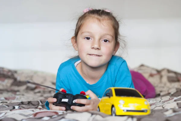 Mooie meisje en speelgoed auto — Stockfoto
