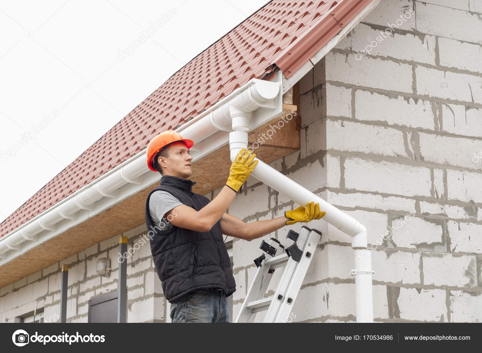 крыша с водосточкой. водосточная система гранд лайн пластиковая. монтаж водостока. пластиковая крыша монтаж. монтаж желоба водостока.