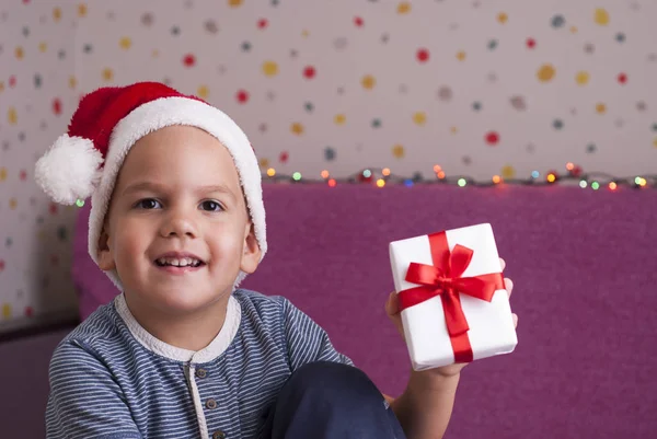 Junge und Weihnachtsgeschenk — Stockfoto