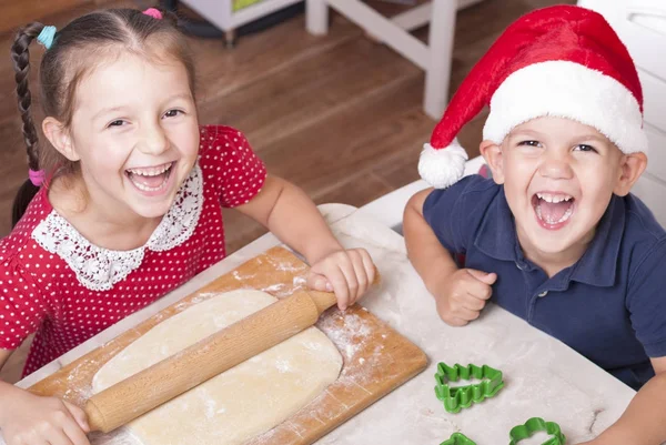 Kinder bereiten Gebäck zu — Stockfoto