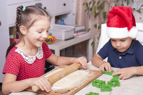 Kinder bereiten Gebäck zu — Stockfoto