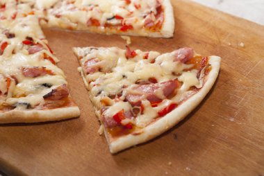 Tahta arka planda pizza.