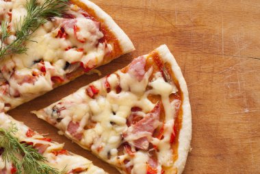 Tahta arka planda pizza.