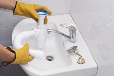 bir sifon için bir lavabo montajı